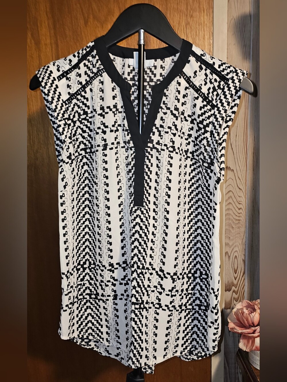 Bar III Black & White Geometric Sleeveless V-Neck Top